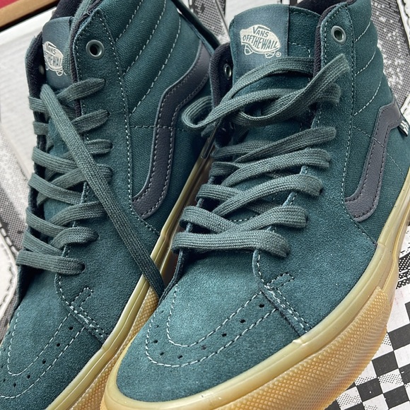 Vans Men’s Skate Sk8-Hi
Green/Gum
VN0A2Z3317P
Sneakers - Picture 7 of 16